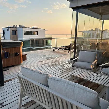 Luxurious Seaside Penthouse Апартаменты *